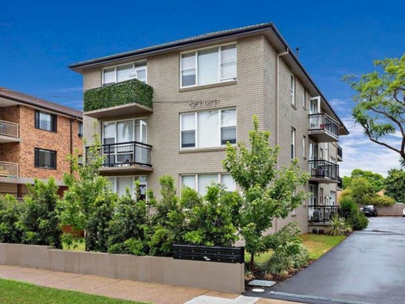 8 Fifth Ave, Campsie NSW 2194