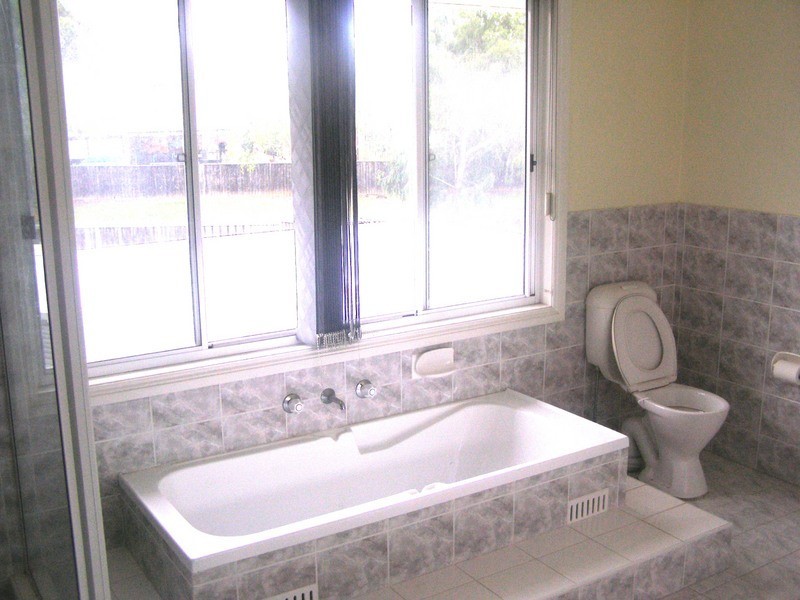 8 Croker Pl, Green Valley NSW 2168