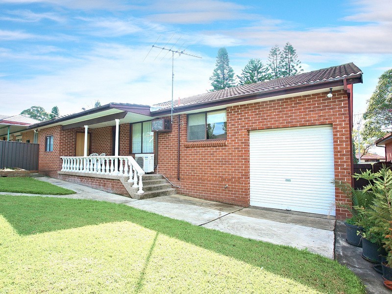 16 Hornet St, Greenfield Park NSW 2176