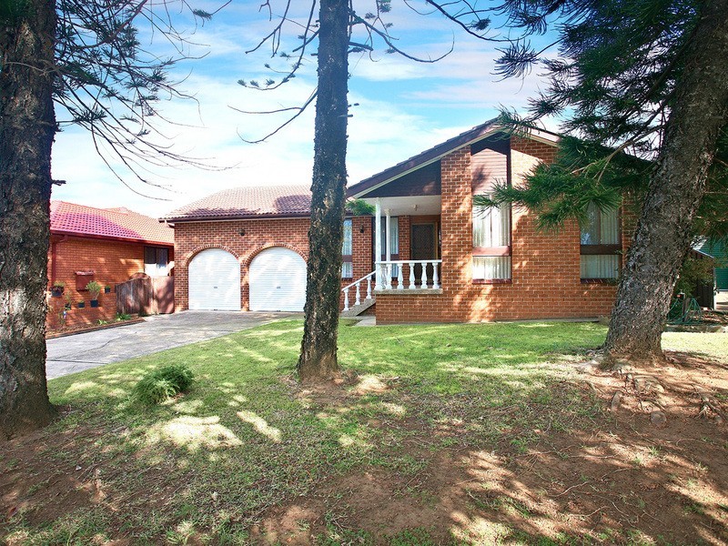 16 Hornet St, Greenfield Park NSW 2176