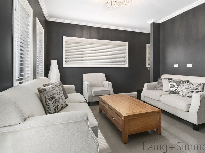 15 De garis Close, Middleton Grange NSW 2171