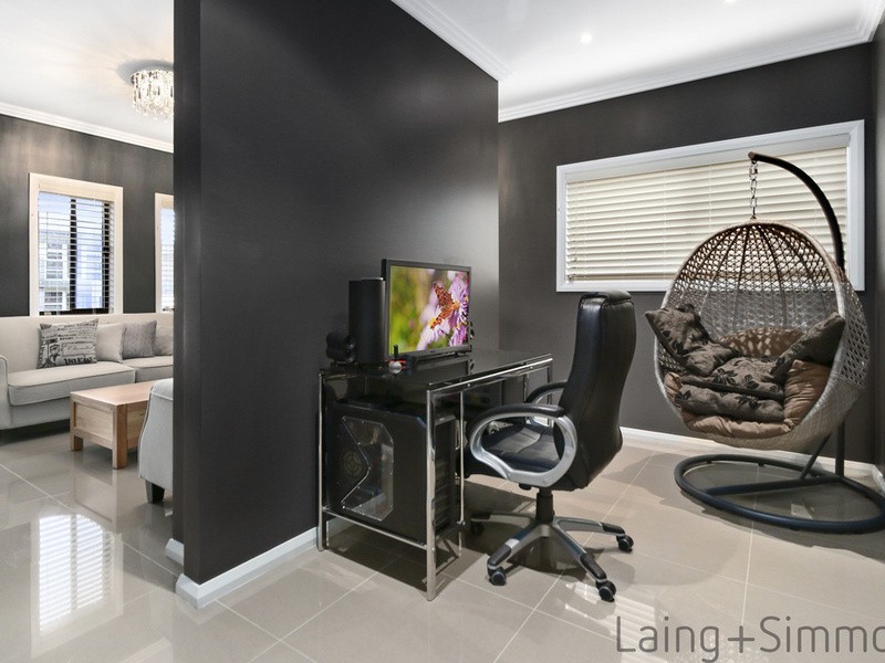 15 De garis Close, Middleton Grange NSW 2171