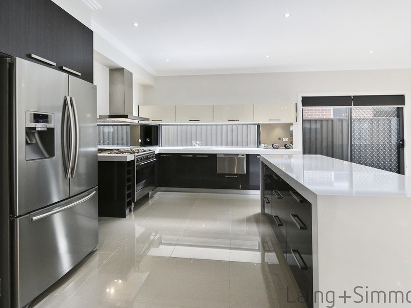 15 De garis Close, Middleton Grange NSW 2171