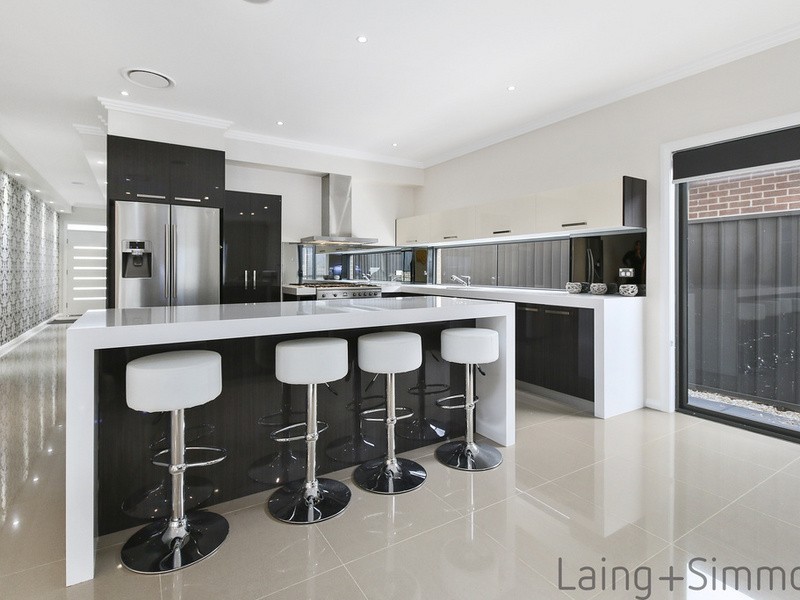 15 De garis Close, Middleton Grange NSW 2171