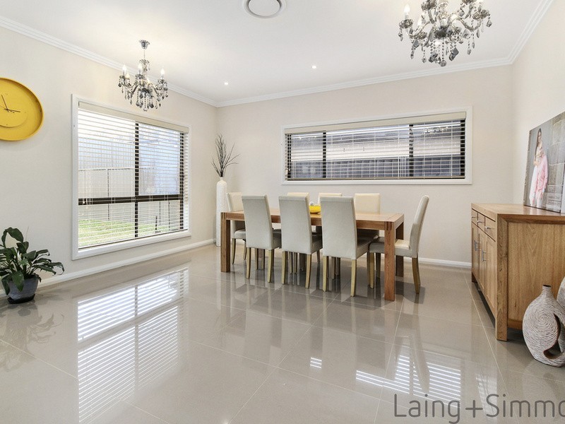 15 De garis Close, Middleton Grange NSW 2171