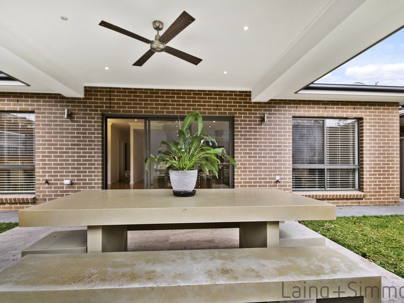 15 De garis Close, Middleton Grange NSW 2171