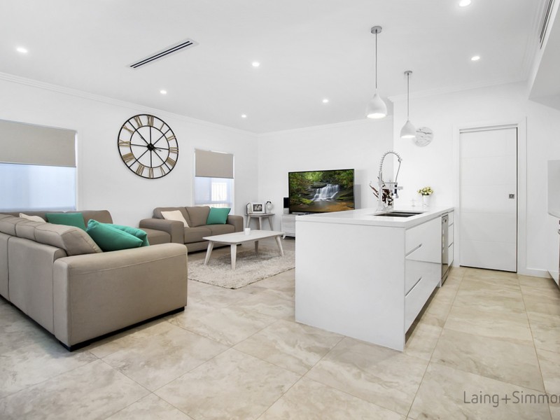 2 Kingsford Smith Avenue, Middleton Grange NSW 2171