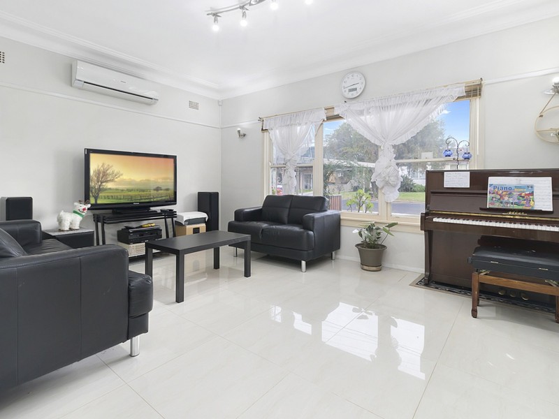 49 Montrose Avenue, Fairfield East NSW 2165