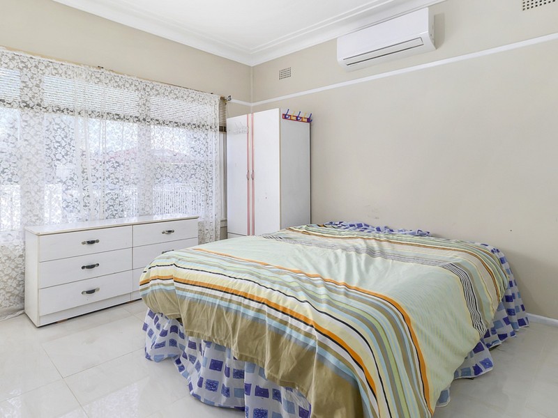 49 Montrose Avenue, Fairfield East NSW 2165