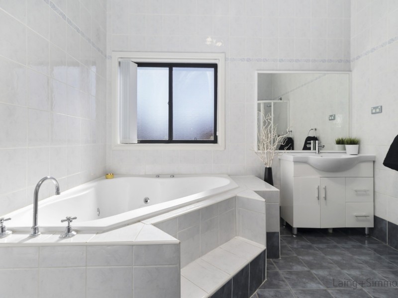 10 Nowland Place, Abbotsbury NSW 2176