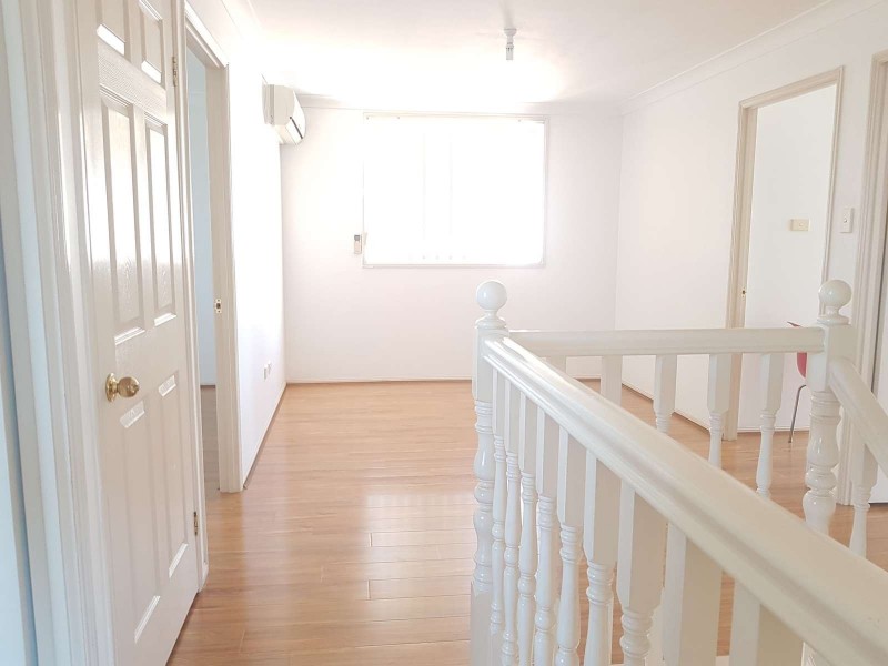 21b  ST HELENS CL, West Hoxton NSW 2171