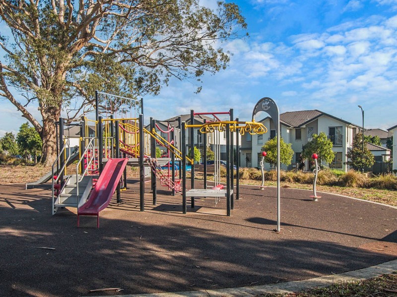 8 Glider Avenue, Middleton Grange NSW 2171