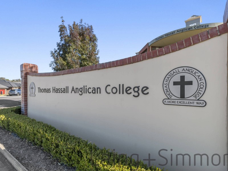 8 Glider Avenue, Middleton Grange NSW 2171