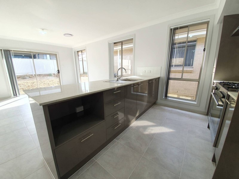 4 Monkton Avenue, Middleton Grange NSW 2171