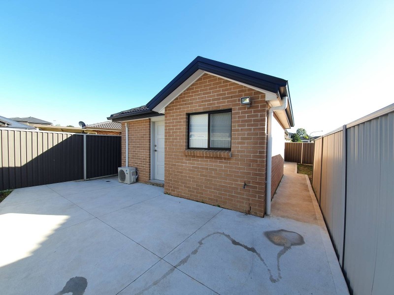 25A Yeronga Cl, St Johns Park NSW 2176