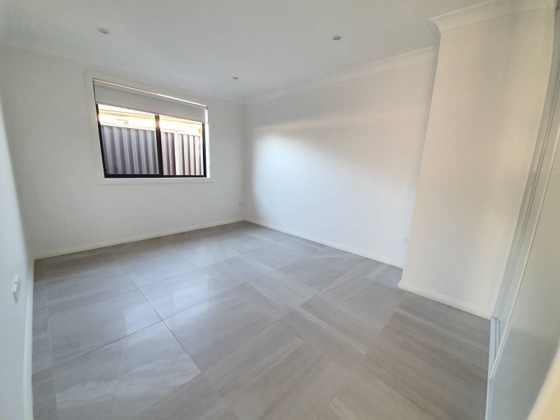 25A Yeronga Cl, St Johns Park NSW 2176