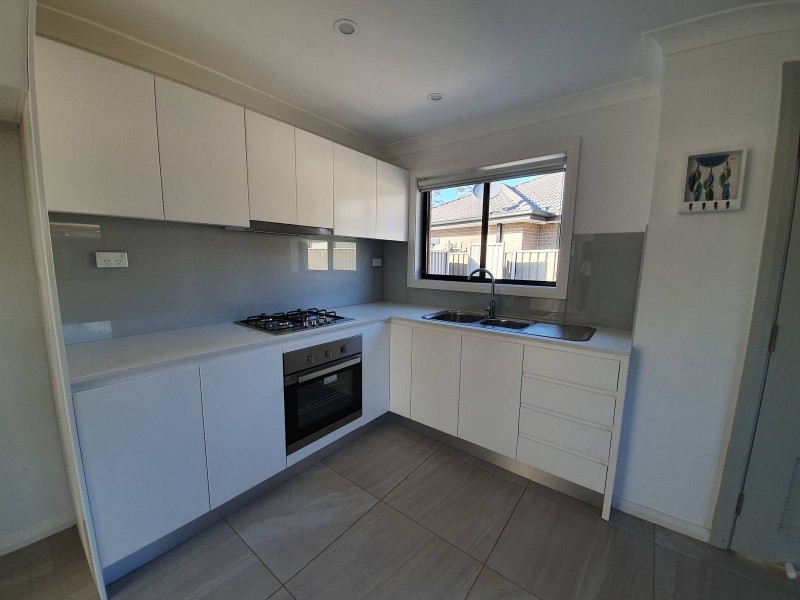 25A Yeronga Cl, St Johns Park NSW 2176