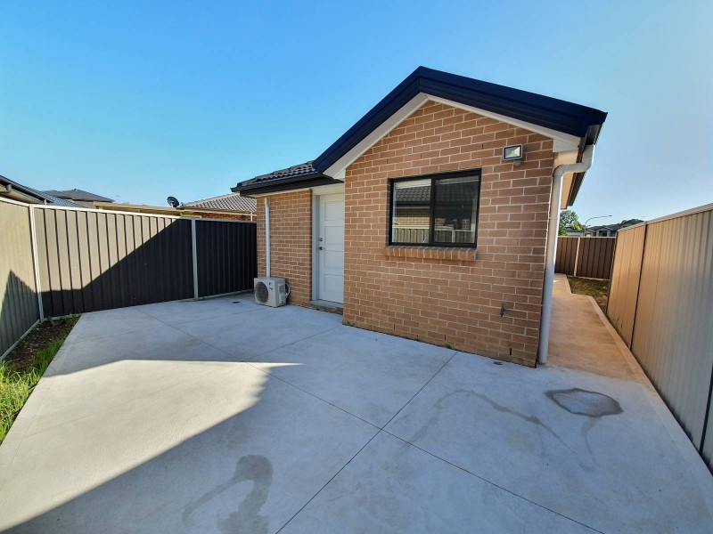 25A Yeronga Cl, St Johns Park NSW 2176