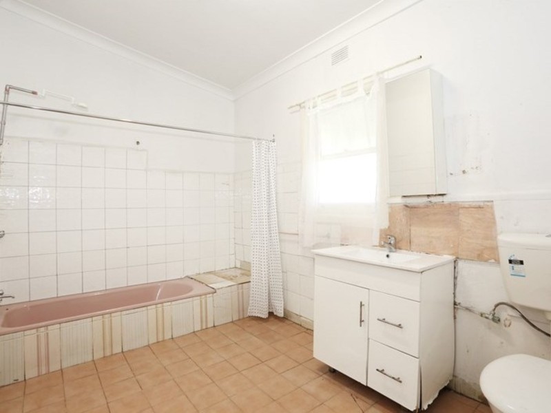 77 Woodville Road, Granville NSW 2142