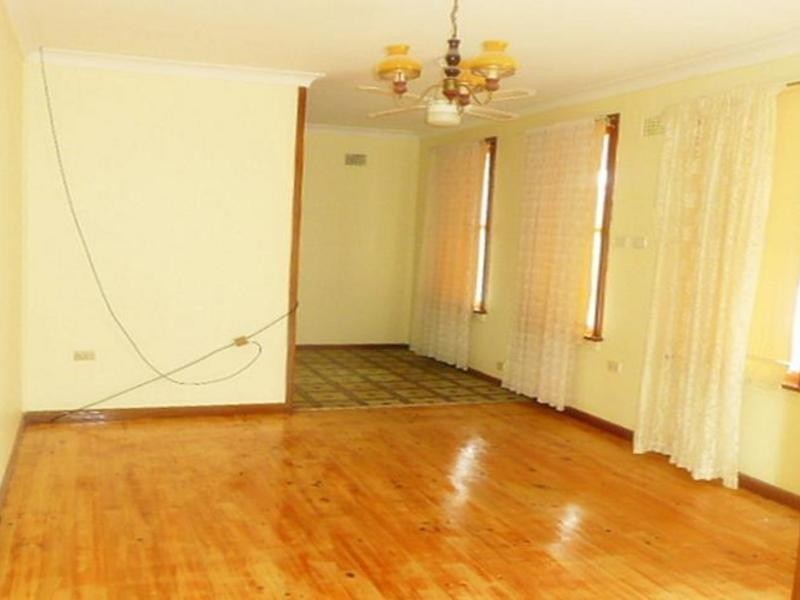 35 Lucena Drive, Lethbridge Park NSW 2770