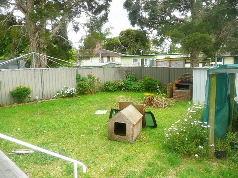 35 Lucena Drive, Lethbridge Park NSW 2770