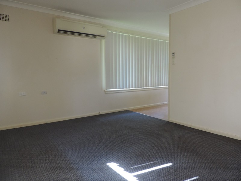 24 Sandakan Crescent, Lethbridge Park NSW 2770