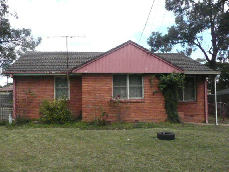 8 Tonga Steet, Lethbridge Park NSW 2770