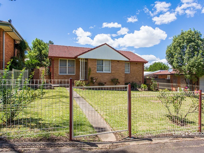 74 Lucena Cres, Lethbridge Park NSW 2770