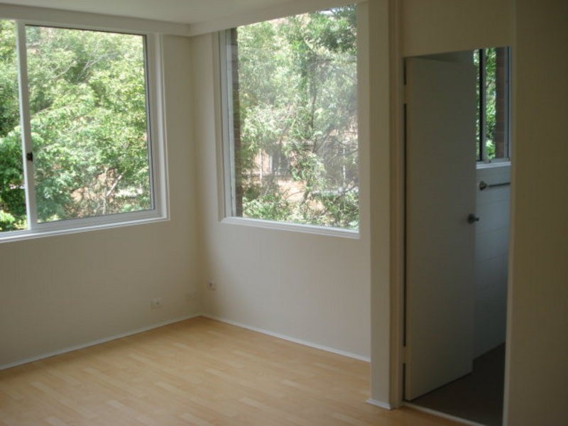 10/4 Barnclueth Square, Potts Point NSW 2011