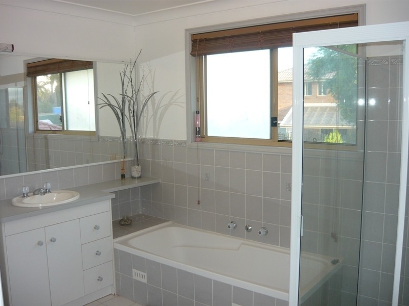8A Manorhouse Boulevarde, Quakers Hill NSW 2763