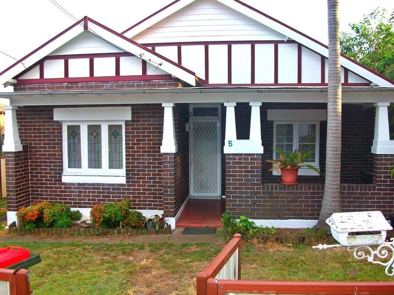 5 Moree Avenue, Westmead NSW 2145