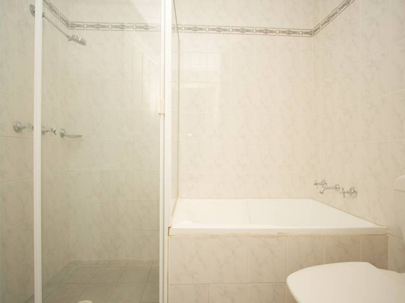 2/241 Old Windsor Road, Toongabbie NSW 2146