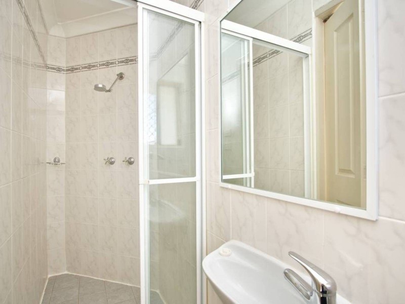 2/241 Old Windsor Road, Toongabbie NSW 2146