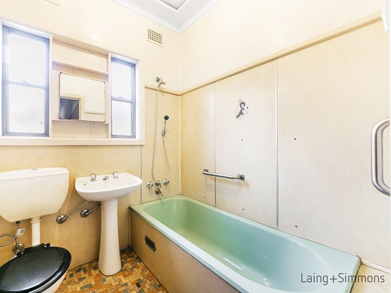 7 Derbyshire Avenue, Toongabbie NSW 2146