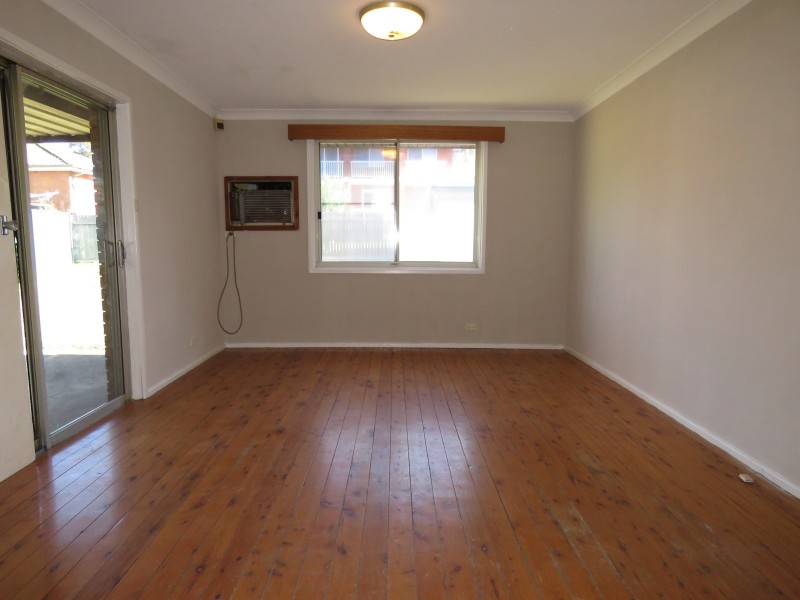 8 St Andrews Blvd, Casula NSW 2170
