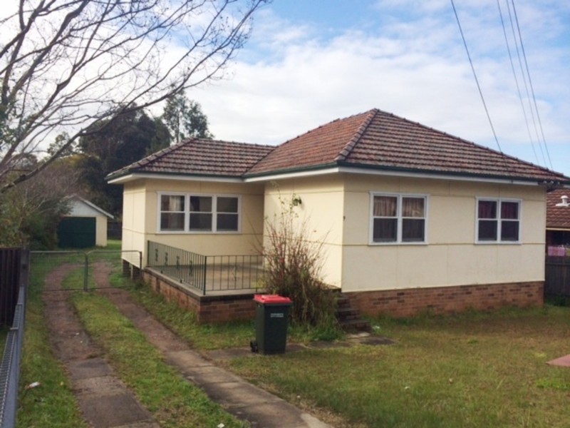 9 Binalong Road, Pendle Hill NSW 2145