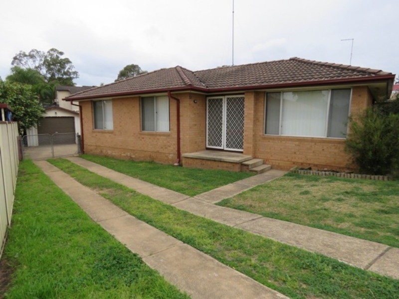 10 McCartney Crescent, St Clair NSW 2759