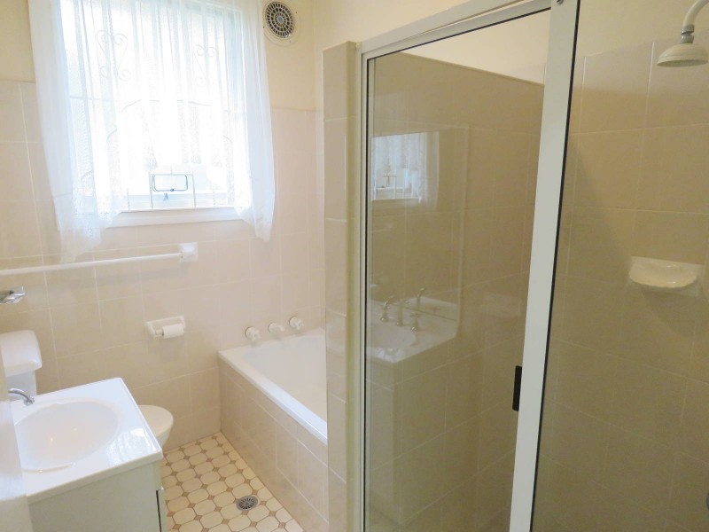 4 Andrews Avenue, Toongabbie NSW 2146