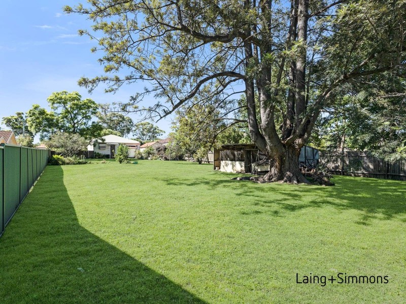 32 Ballandella Rd, Toongabbie NSW 2146