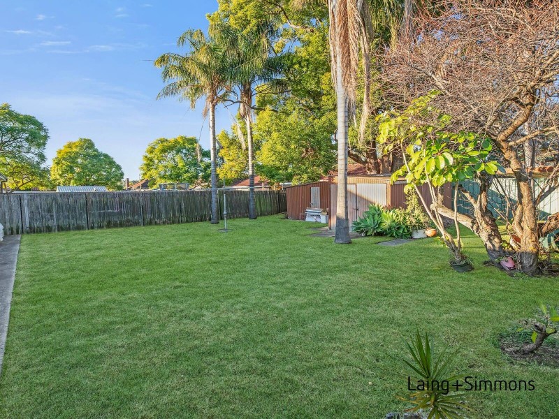 9 Ballandella Rd, Toongabbie NSW 2146