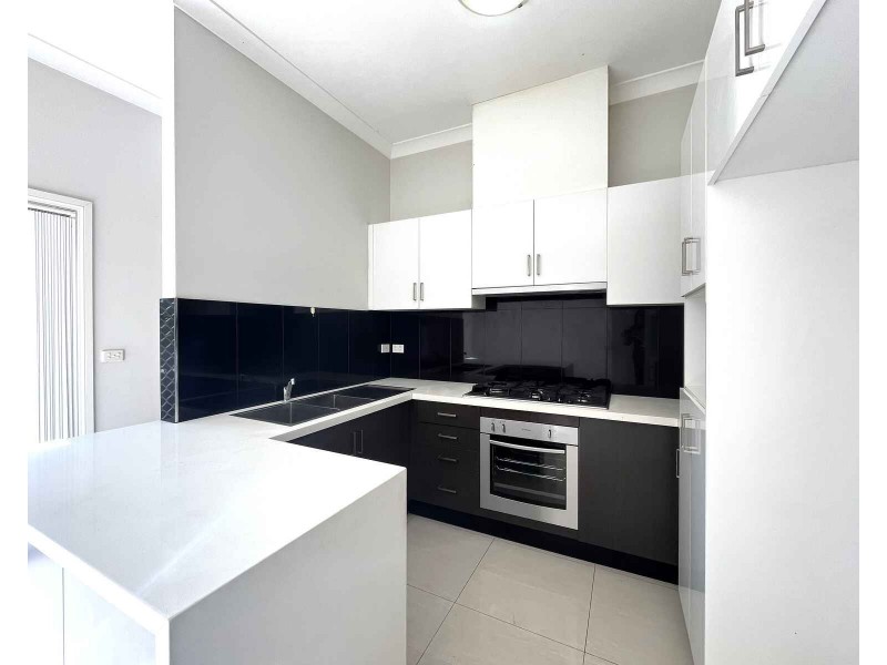 2/2 Carinya Road, Girraween NSW 2145