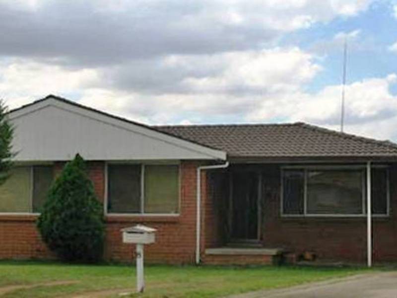 8 Santa Close, Bossley Park NSW 2176