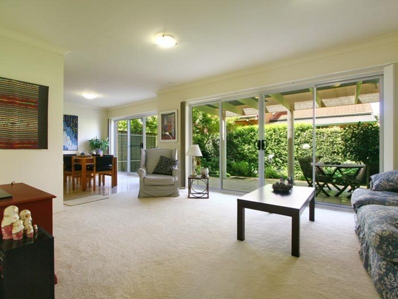 2/4a Tallegalla Street, Unanderra NSW 2526