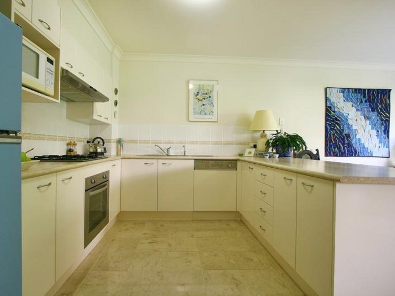 2/4a Tallegalla Street, Unanderra NSW 2526