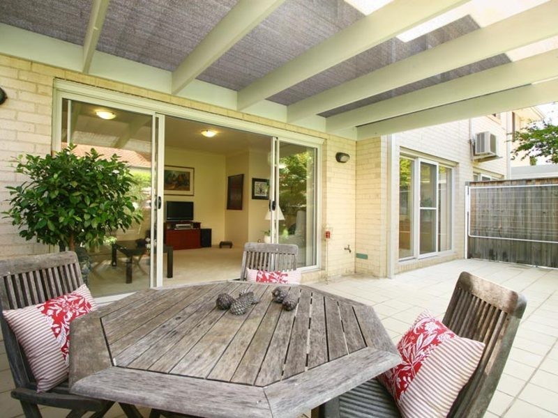 2/4a Tallegalla Street, Unanderra NSW 2526
