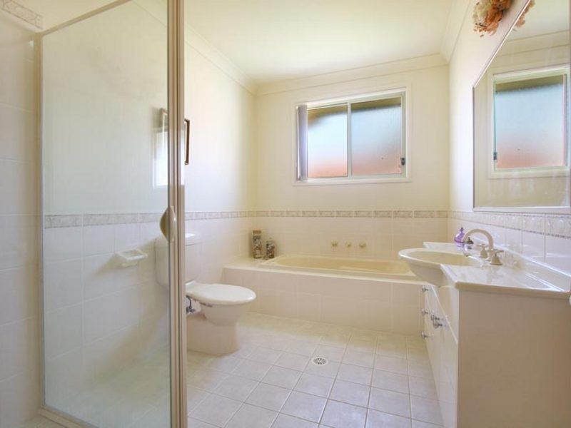 2/4a Tallegalla Street, Unanderra NSW 2526