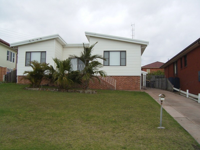 24 Matthews Crescent, Port Kembla NSW 2505