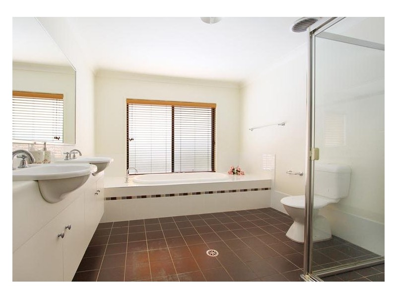 5 Waterview Ave, Haywards Bay NSW 2530