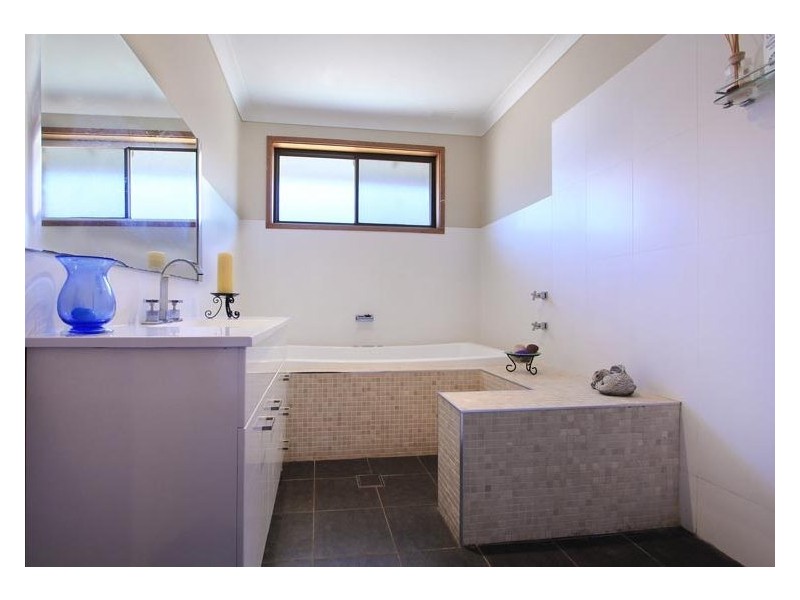 21 Loch view Ave, Farmborough Heights NSW 2526