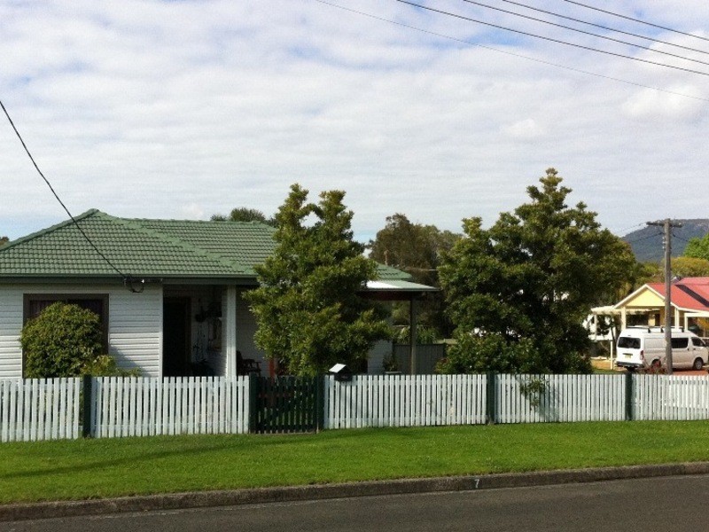 7 Mountbatten Ave, Corrimal NSW 2518